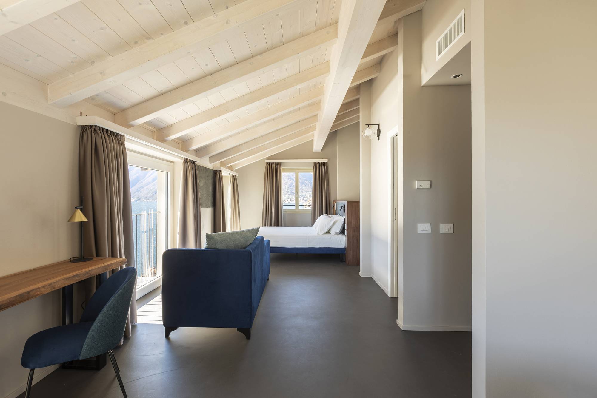 villa-clementina-resinnova-provincia-di-como-pavimenti-rivestimenti-calce-naturale-microcemento-naturale-resine-metalliche-calceterra-pastellone-monolak-finitura-dead-flat-(41)