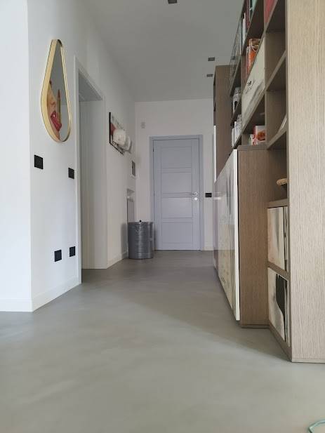 appartamento-sara-provincia-di-como-resinnova-pavimenti-rivestimenti-microcemento-naturalg40-carte-da-parati-wallpeppergroup-farrow&ball-finitura-estate-emulsion (4)