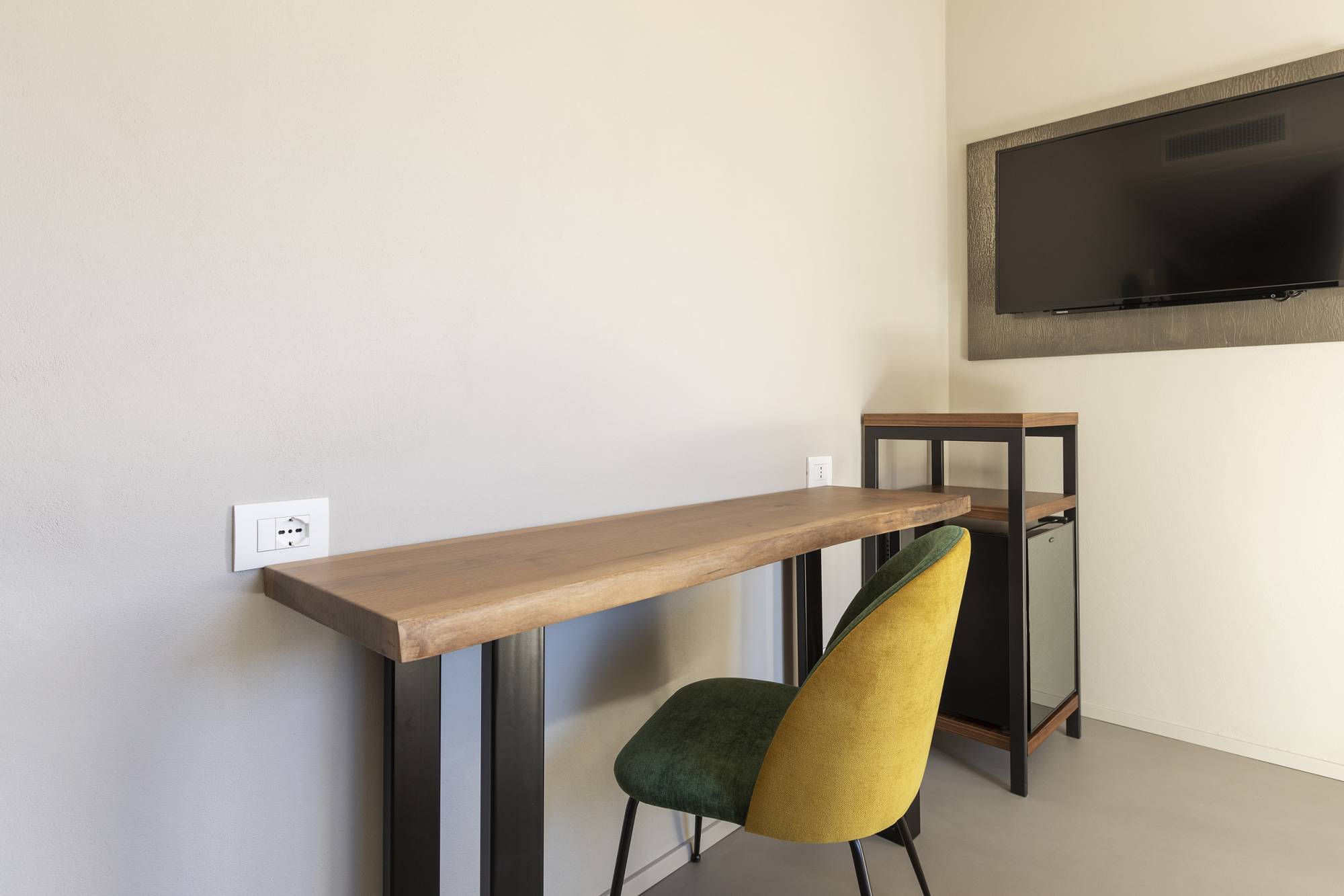 villa-clementina-resinnova-provincia-di-como-pavimenti-rivestimenti-calce-naturale-microcemento-naturale-resine-metalliche-calceterra-pastellone-monolak-finitura-dead-flat-(34)