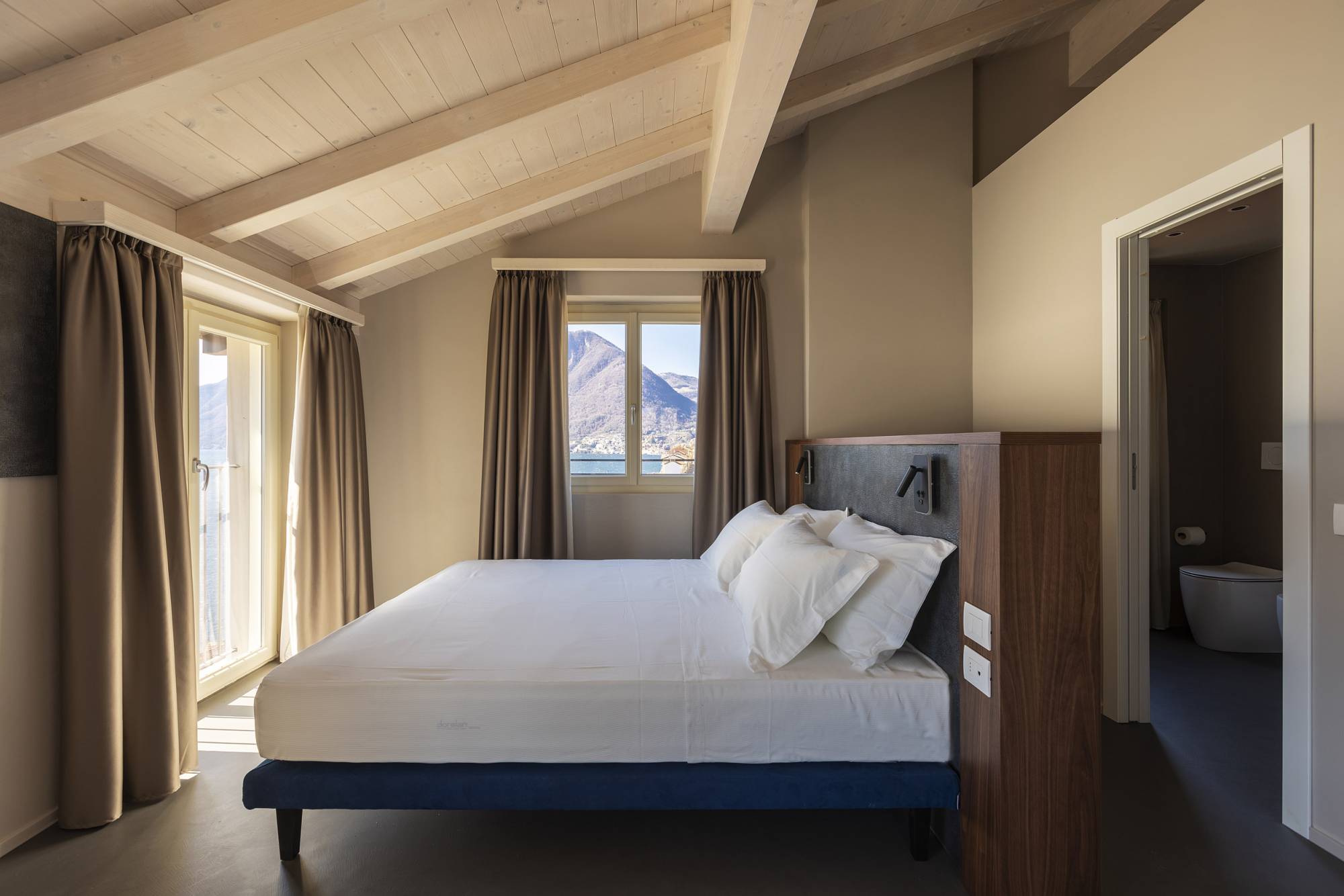 villa-clementina-resinnova-provincia-di-como-pavimenti-rivestimenti-calce-naturale-microcemento-naturale-resine-metalliche-calceterra-pastellone-monolak-finitura-dead-flat-(40)