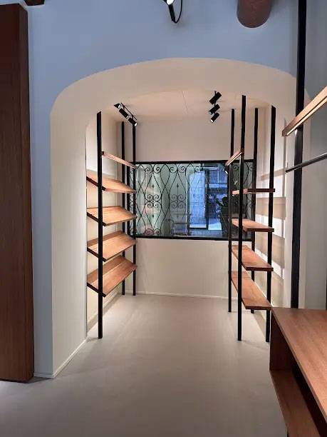 resinnova-atelier-uomo-elegante-pavimenti-resina-como