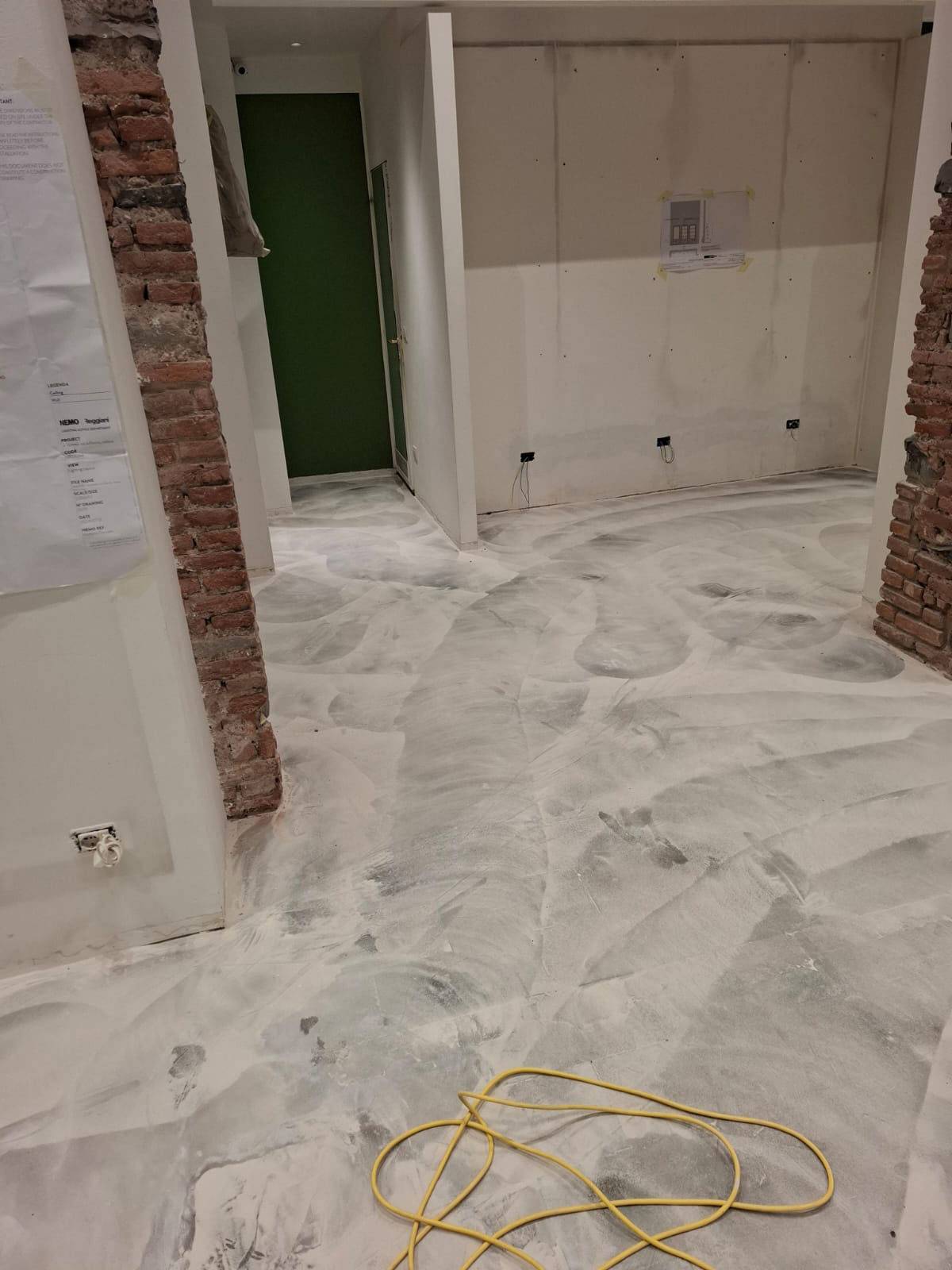 resinnova-superfici-pavimenti-resina-showroom-milano