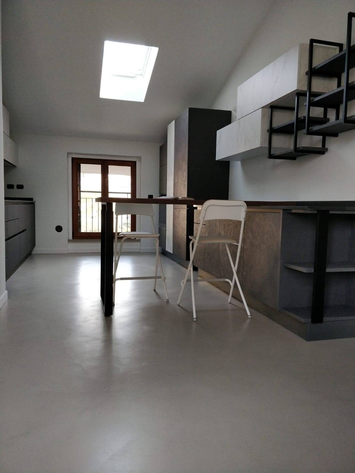 appartamento-michele-monza-e-brianza-resinnova-pavimenti-rivestimenti-resina-materia-calceterra-rivestimenti-farrow&ball-finitura-estate-emulsion (1)