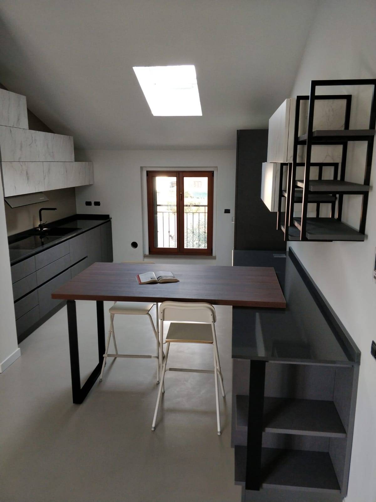 appartamento-michele-monza-e-brianza-resinnova-pavimenti-rivestimenti-resina-materia-calceterra-rivestimenti-farrow&ball-finitura-estate-emulsion (8)