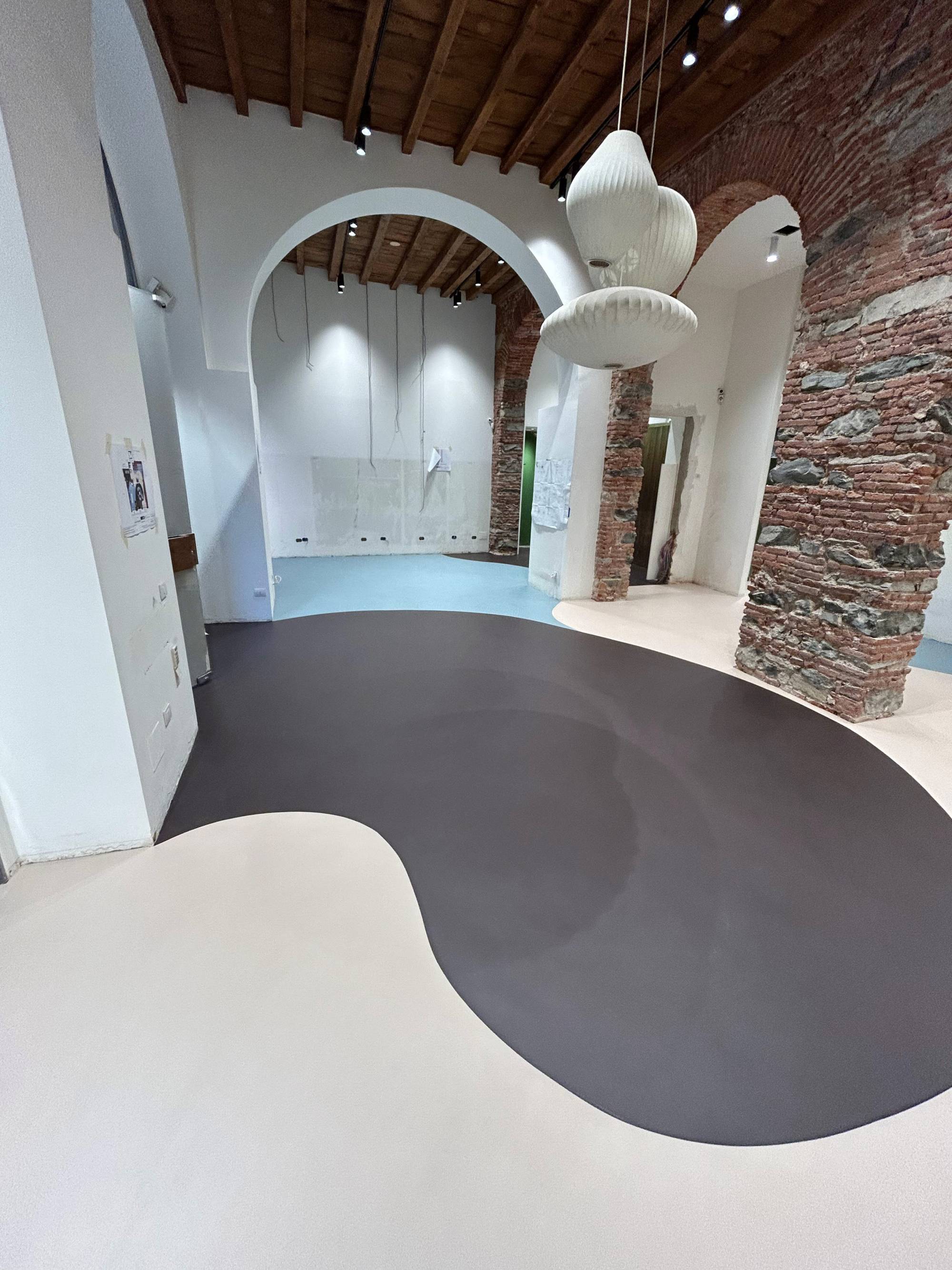 resinnova-superfici-pavimenti-resina-showroom-milano