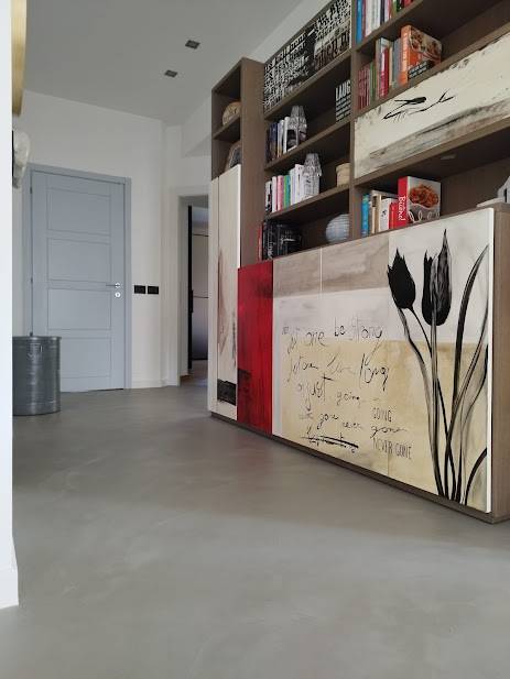 appartamento-sara-provincia-di-como-resinnova-pavimenti-rivestimenti-microcemento-naturalg40-carte-da-parati-wallpeppergroup-farrow&ball-finitura-estate-emulsion (5)