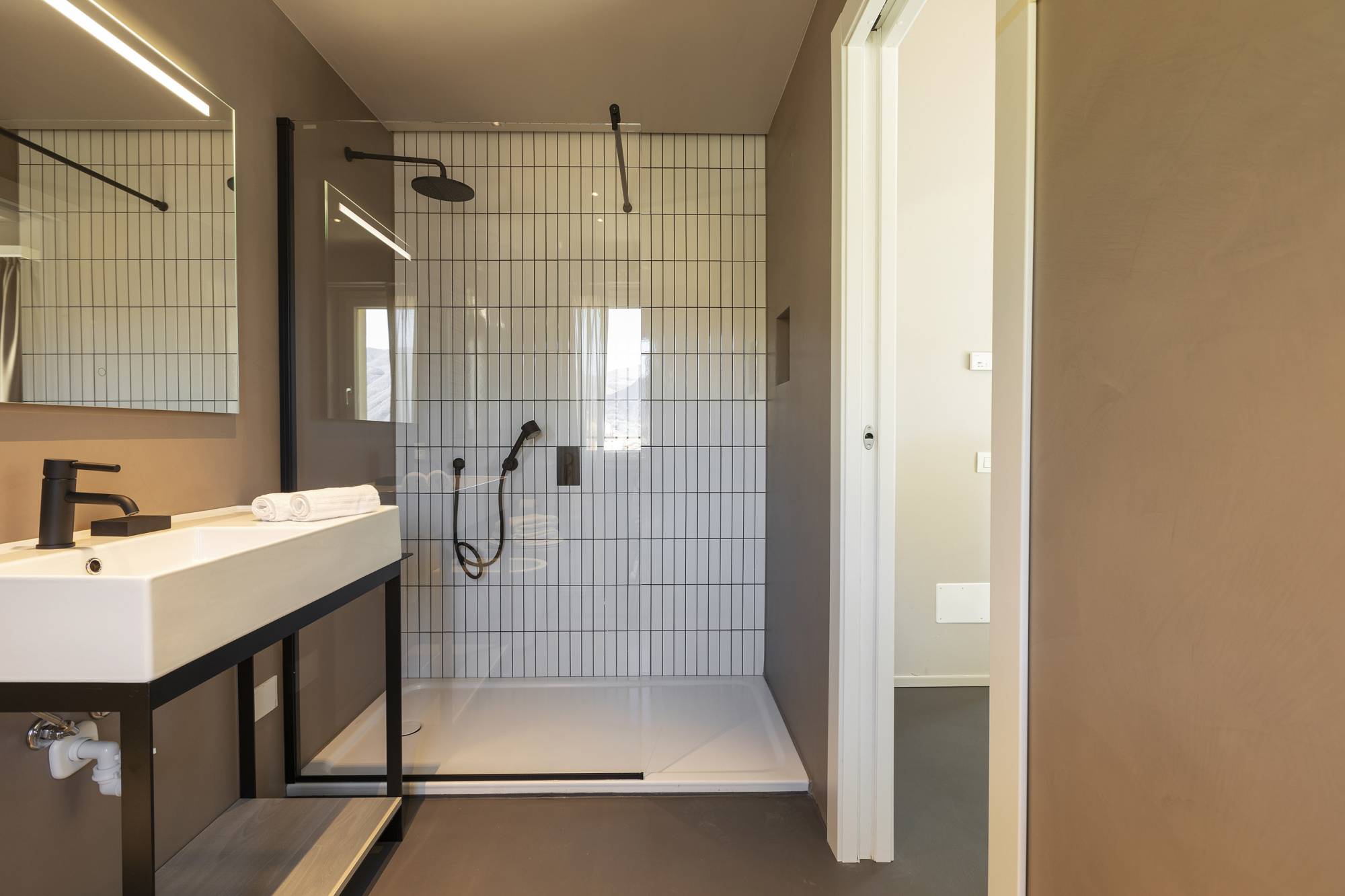 villa-clementina-resinnova-provincia-di-como-pavimenti-rivestimenti-calce-naturale-microcemento-naturale-resine-metalliche-calceterra-pastellone-monolak-finitura-dead-flat-(9)