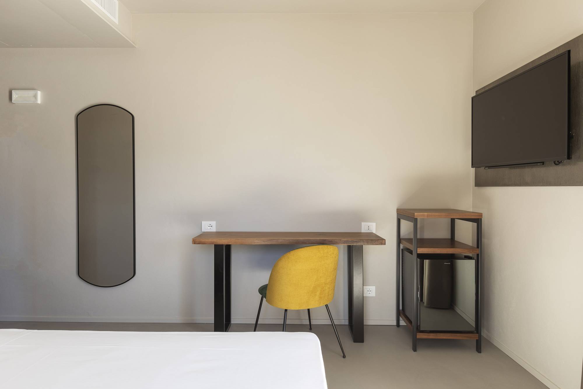 villa-clementina-resinnova-provincia-di-como-pavimenti-rivestimenti-calce-naturale-microcemento-naturale-resine-metalliche-calceterra-pastellone-monolak-finitura-dead-flat-(26)