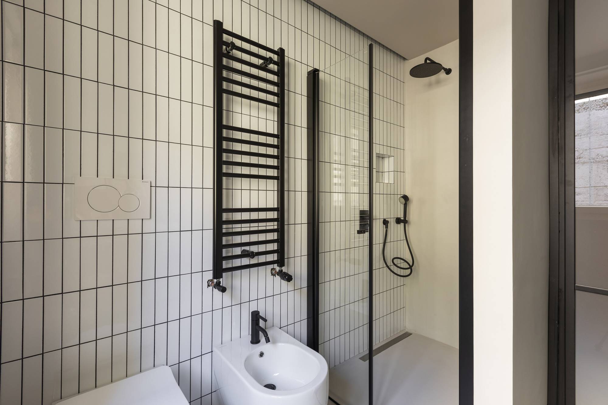 villa-clementina-resinnova-provincia-di-como-pavimenti-rivestimenti-calce-naturale-microcemento-naturale-resine-metalliche-calceterra-pastellone-monolak-finitura-dead-flat-(32)