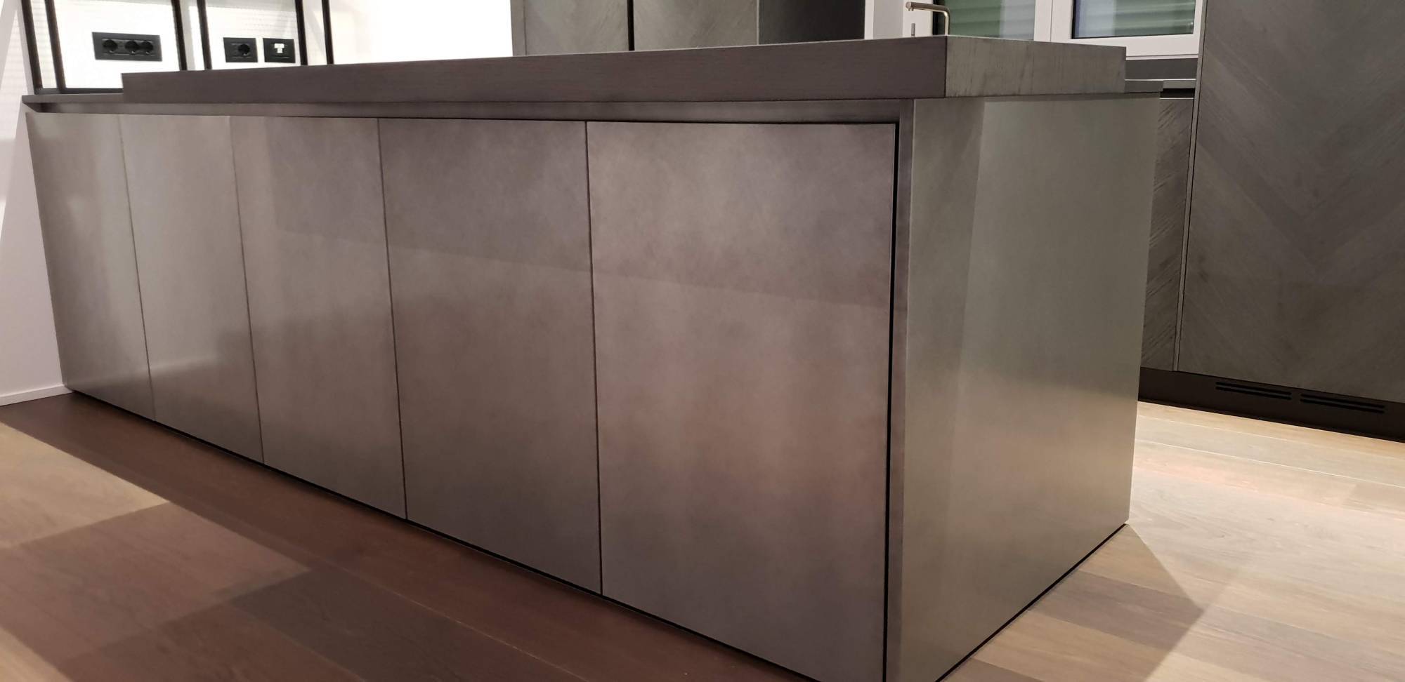 resinnnova-pavimenti-rivestimenti-resina-arredo-micrometallo-milano