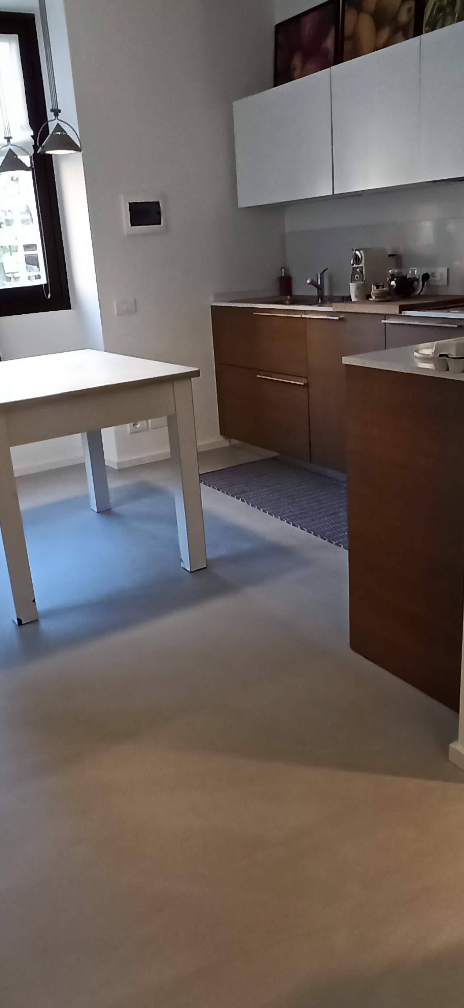 appartamento-giulio-como-resinnova-pavimenti-rivestimenti-microcemento-pastellone-rivestimenti-farrow&ball (9)