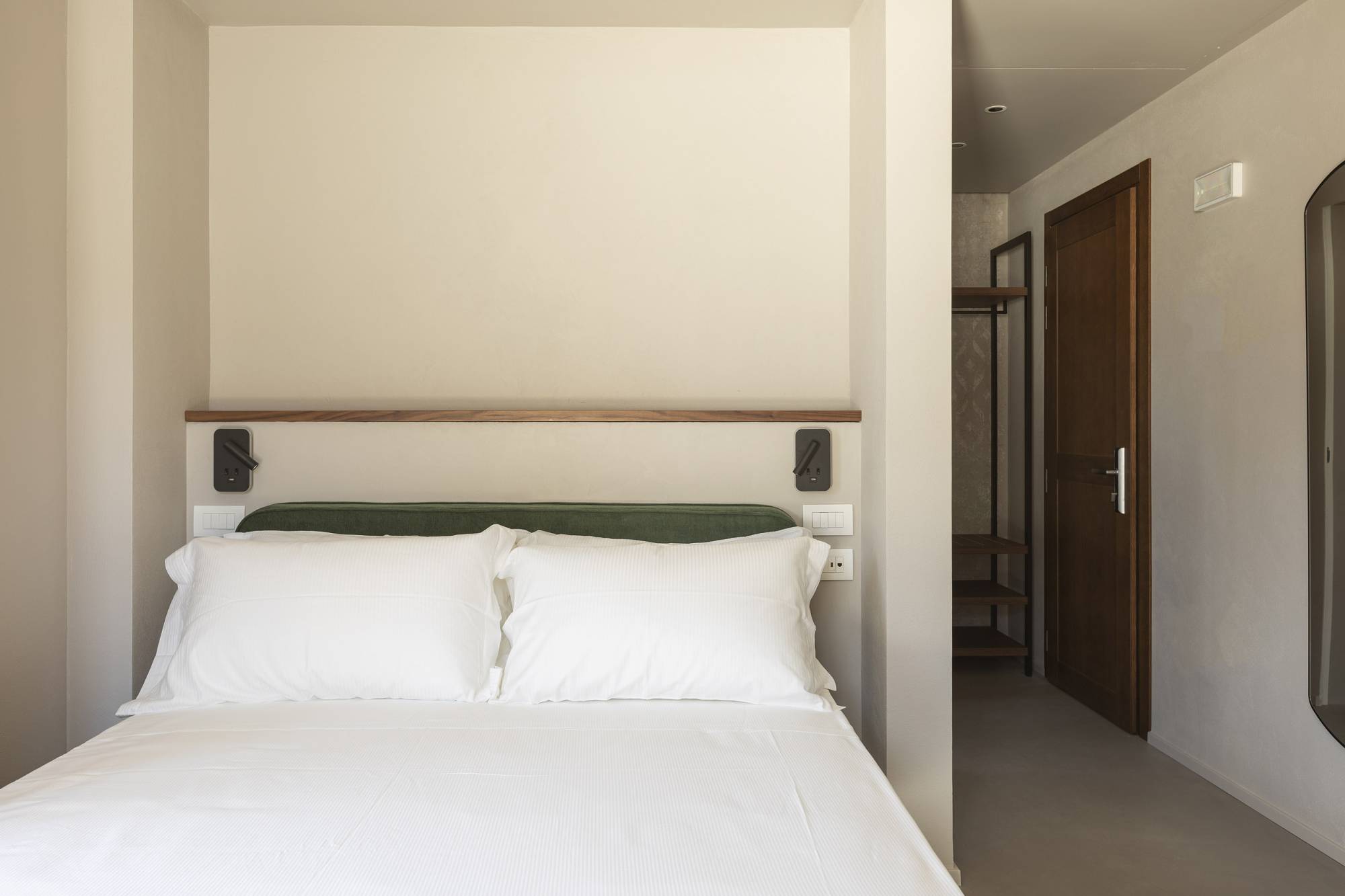 villa-clementina-resinnova-provincia-di-como-pavimenti-rivestimenti-calce-naturale-microcemento-naturale-resine-metalliche-calceterra-pastellone-monolak-finitura-dead-flat-(25)