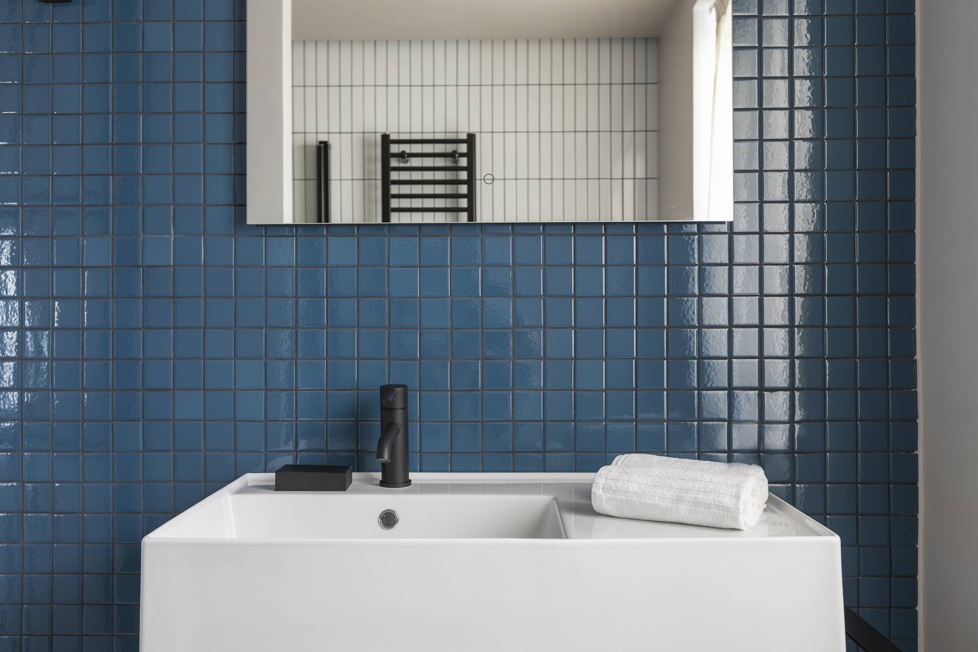 villa-clementina-resinnova-provincia-di-como-pavimenti-rivestimenti-calce-naturale-microcemento-naturale-resine-metalliche-calceterra-pastellone-monolak-finitura-dead-flat-(46)