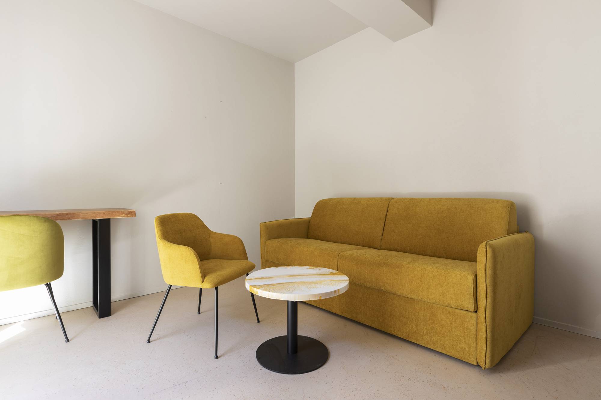 villa-clementina-resinnova-provincia-di-como-pavimenti-rivestimenti-calce-naturale-microcemento-naturale-resine-metalliche-calceterra-pastellone-monolak-finitura-dead-flat-(19)