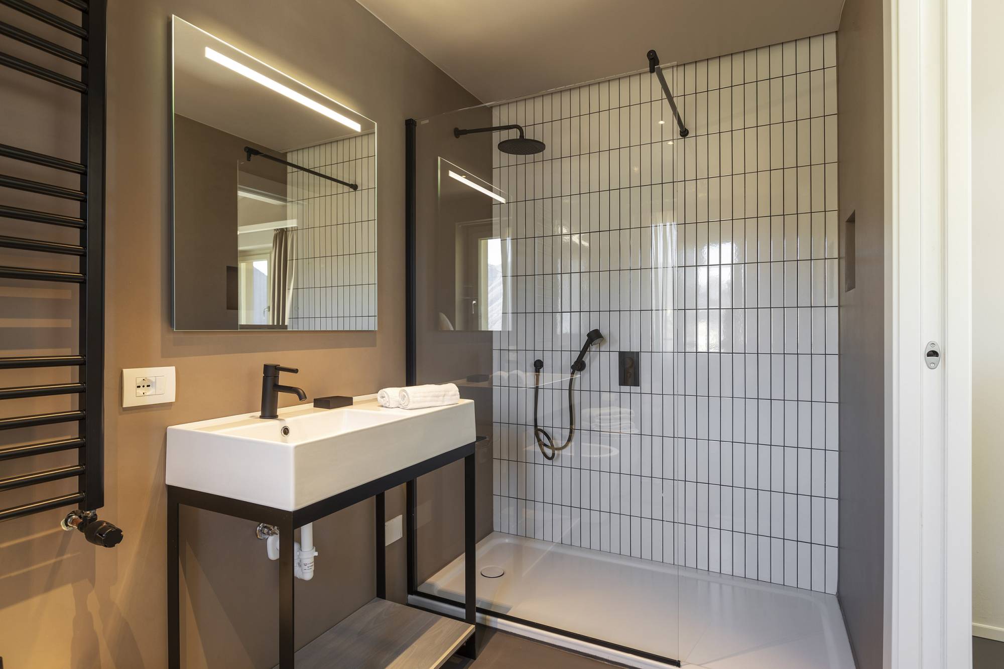 villa-clementina-resinnova-provincia-di-como-pavimenti-rivestimenti-calce-naturale-microcemento-naturale-resine-metalliche-calceterra-pastellone-monolak-finitura-dead-flat-(10)