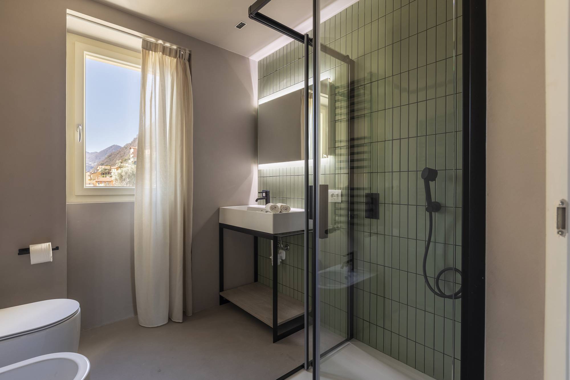 villa-clementina-resinnova-provincia-di-como-pavimenti-rivestimenti-calce-naturale-microcemento-naturale-resine-metalliche-calceterra-pastellone-monolak-finitura-dead-flat-(37)