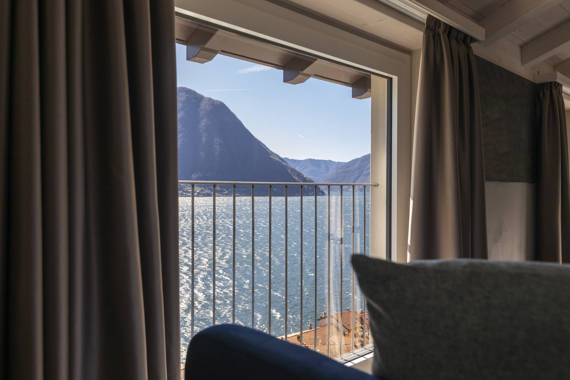 villa-clementina-resinnova-provincia-di-como-pavimenti-rivestimenti-calce-naturale-microcemento-naturale-resine-metalliche-calceterra-pastellone-monolak-finitura-dead-flat-(47)