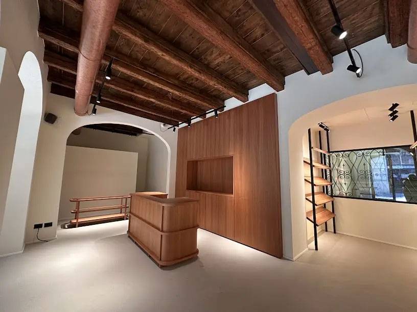 resinnova-atelier-uomo-elegante-pavimenti-resina-como-microcemento