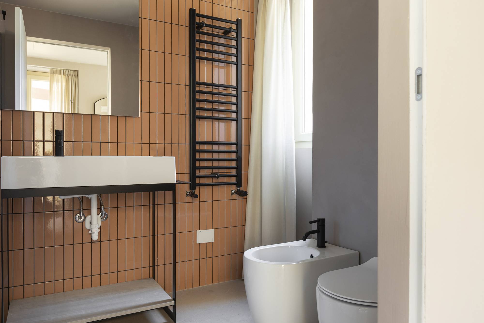 villa-clementina-resinnova-provincia-di-como-pavimenti-rivestimenti-calce-naturale-microcemento-naturale-resine-metalliche-calceterra-pastellone-monolak-finitura-dead-flat-(21)