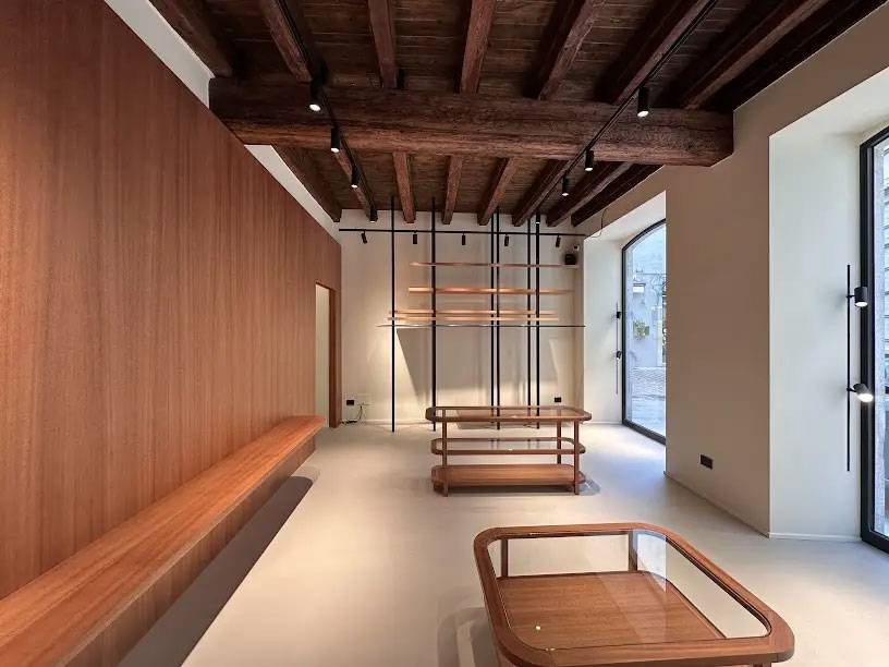 resinnova-atelier-uomo-elegante-pavimenti-resina-como-microcemento-resina