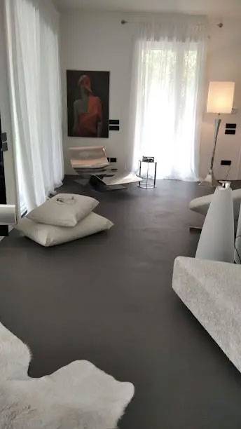 resinnova-superifci-pavimenti-resina-appartamento-claudio-milano